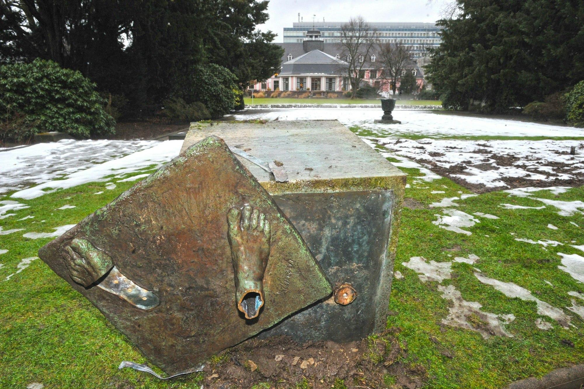 Reste der Statue „Die Tatkraft“ im Japanischen Garten