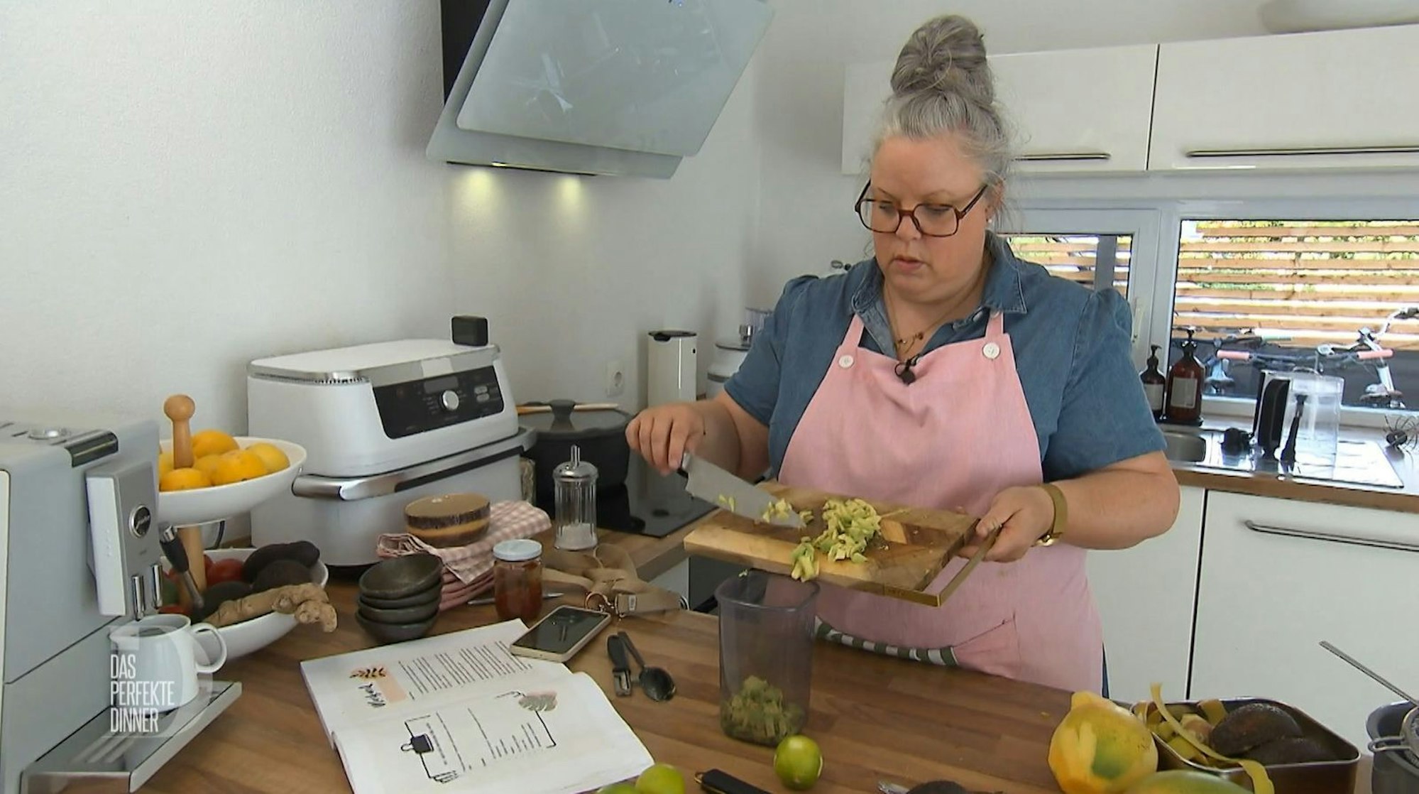 Lilly (47) präsentiert zum Finale ihre „asiatische Crossover-Küche“. (Bild: RTL)