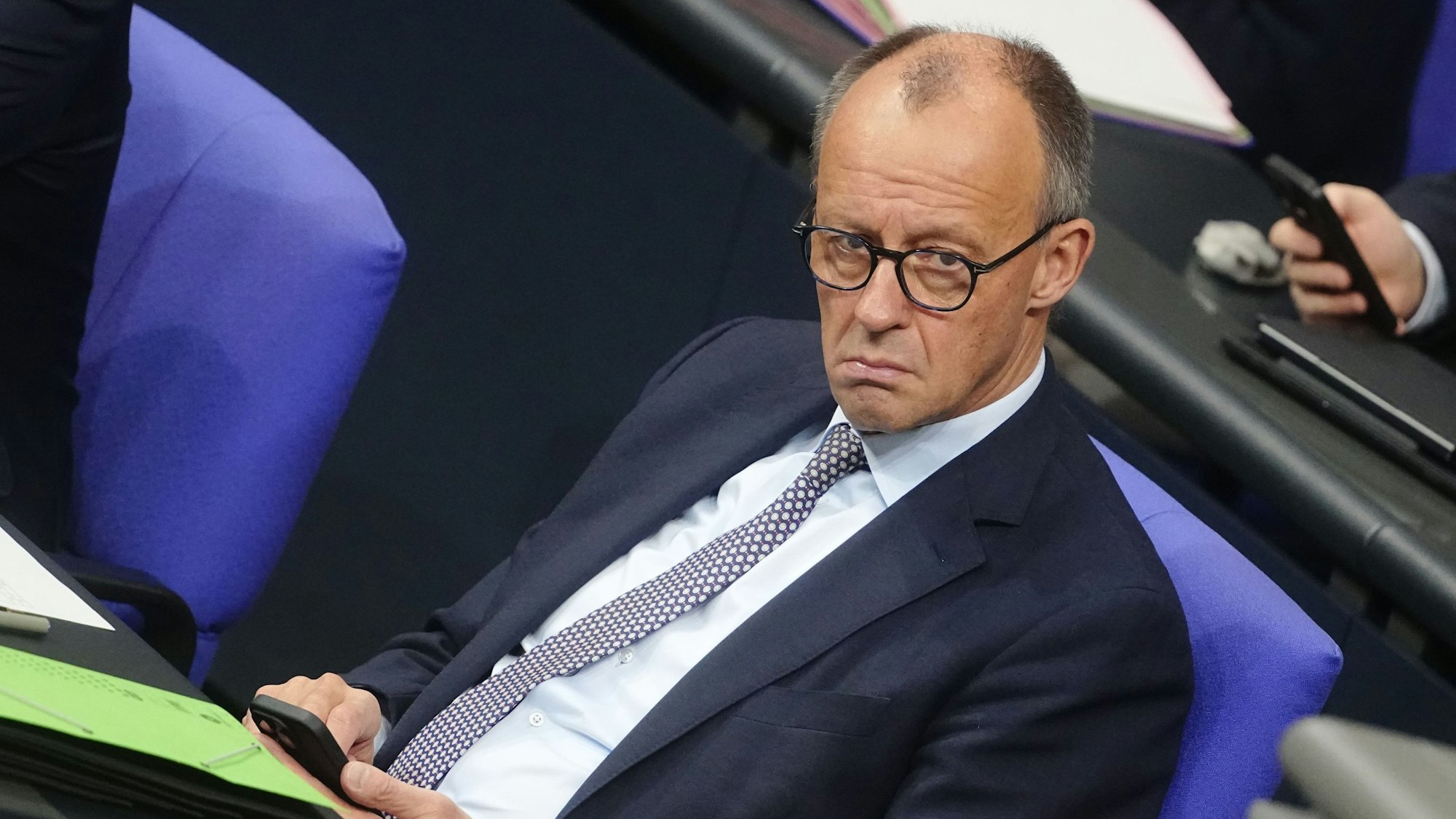 Bundeskanzler Friedrich Merz (CDU) verfolgt die Sitzung des Bundestags.