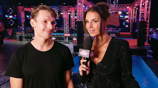 Große Enttäuschung für alle „Ninja Warrior“-Fans: Ole Janek hatte sich vor dem Finale verletzt und konnte nicht antreten. „Pech gehabt“, nahm er seine Absage im Interview mit Laura Wontorra locker. Er zählte zu den ganz großen Favoriten. (Bild: RTL)