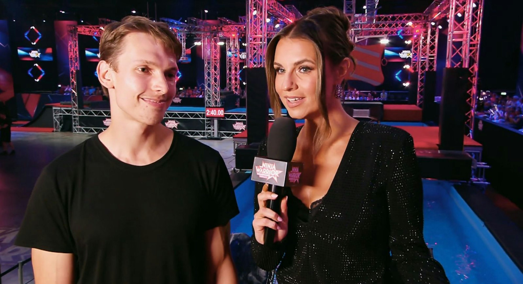 Große Enttäuschung für alle „Ninja Warrior“-Fans: Ole Janek hatte sich vor dem Finale verletzt und konnte nicht antreten. „Pech gehabt“, nahm er seine Absage im Interview mit Laura Wontorra locker. Er zählte zu den ganz großen Favoriten. (Bild: RTL)