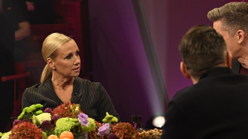 Beim großen RTL-Jahresrückblick erklärte Andrea Kiewel, warum sie keinen Verlobungsring am Finger trägt. (Bild: RTL / Annette Etges)