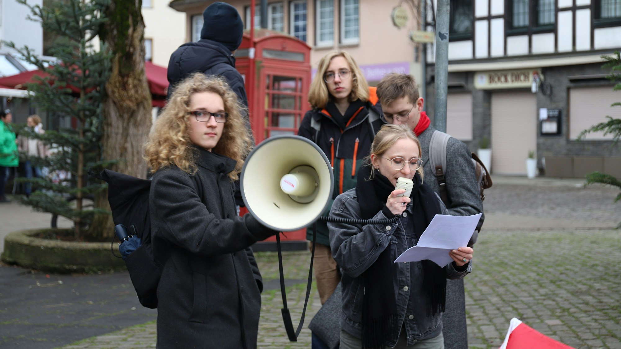 Auf dem Marktplatz im Eitorfer Zentrum gab es eine Kundgebung mit mehreren Redebeiträgen.