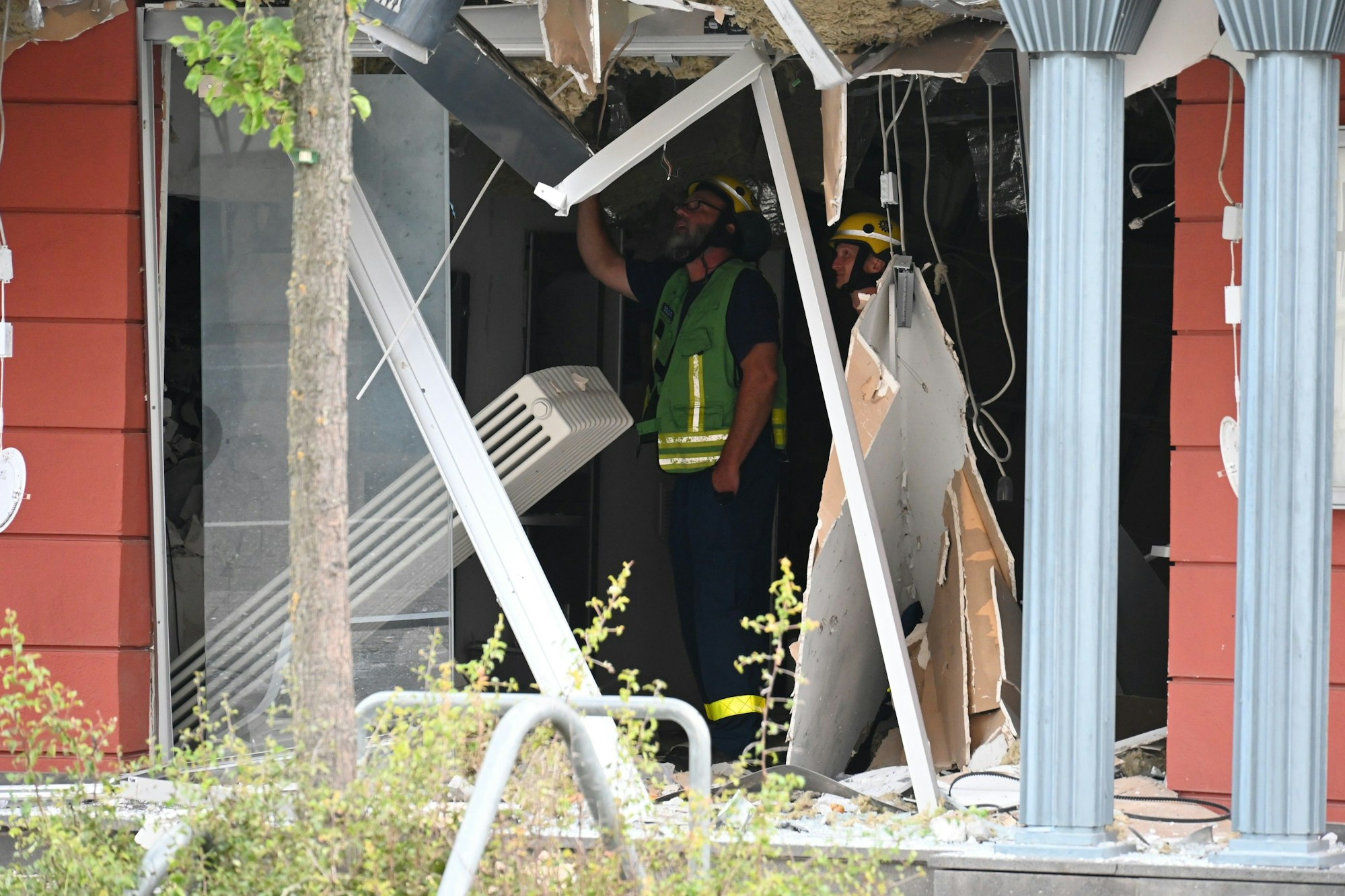 Auf dem Bild ist eine verwüstete Bankfiliale zu sehen.