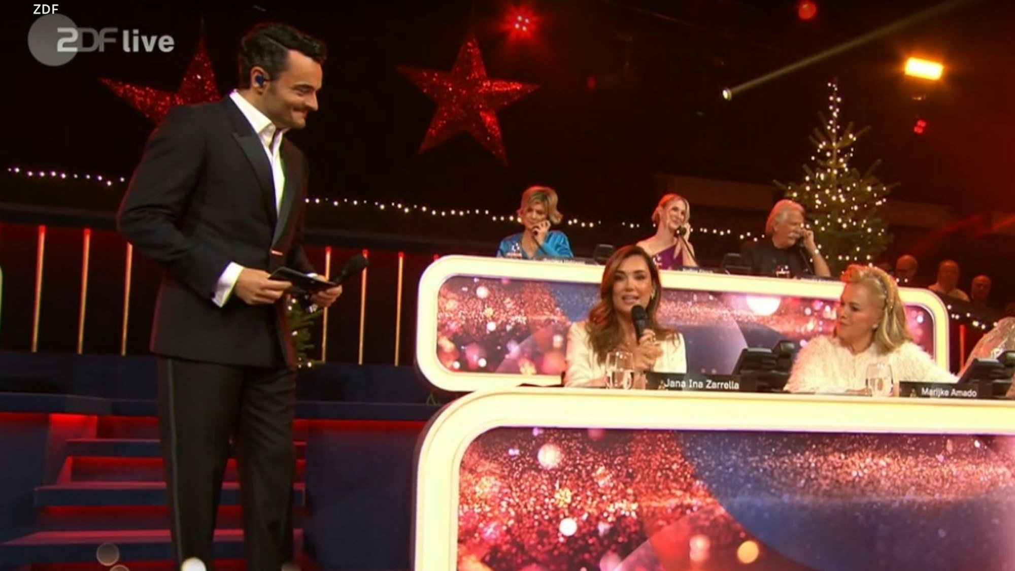 Große Liebesgeste: Giovanni Zarrella begrüßte bei „Die große Weihnachtsshow“ seine Ehefrau Jana Ina Zarrella als „meine Königin“ und gab ihr einen liebevollen Kuss. (Bild: ZDF)