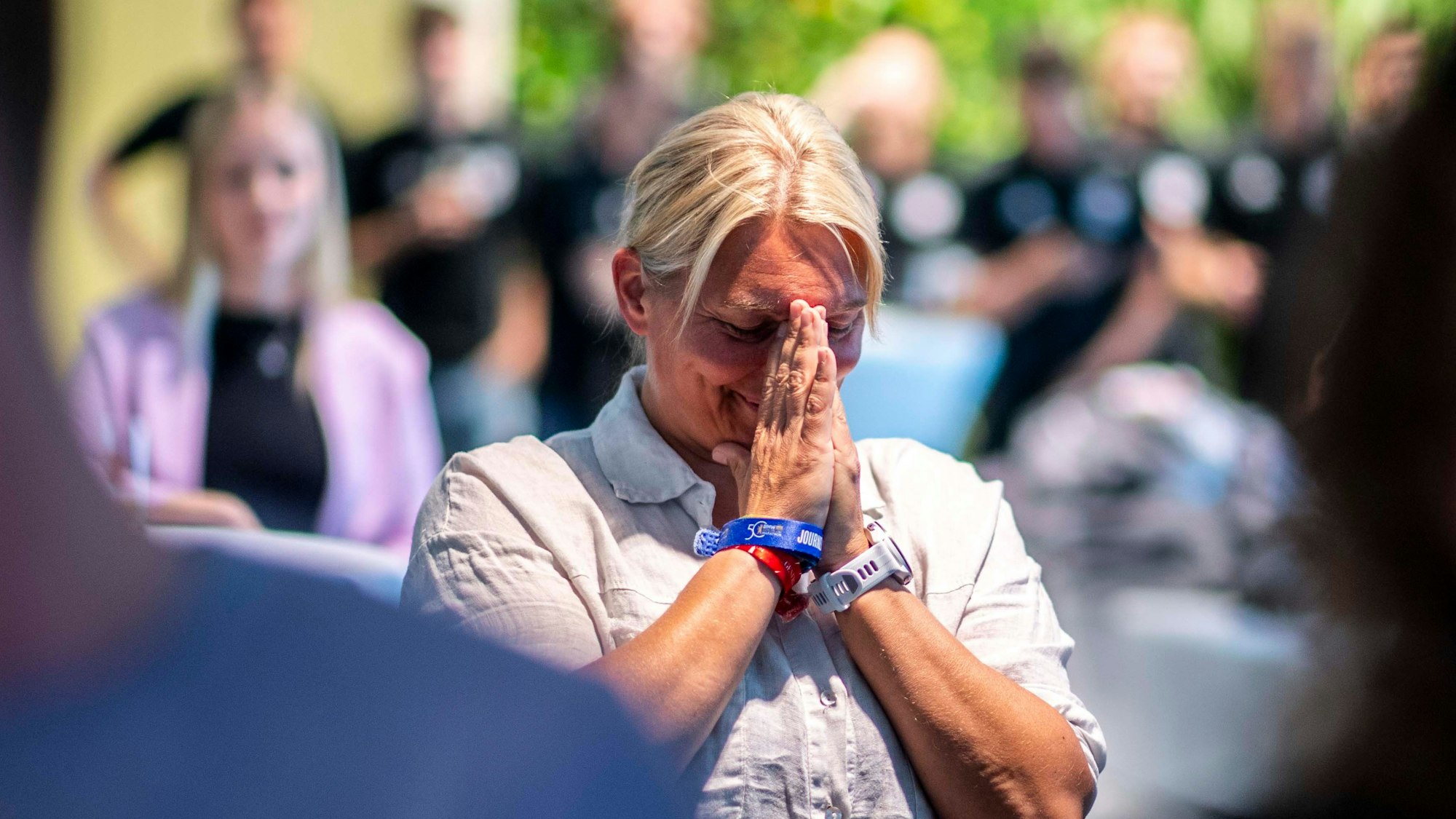 Ilona Schaffrath faltet die Hände vor dem Gesicht.