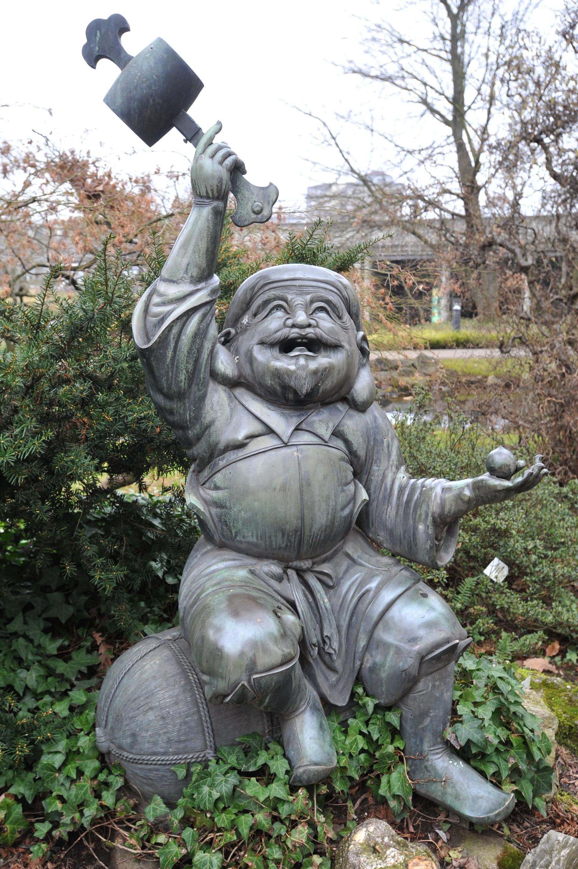 Skulptur im Japanischen Garten. Das Bild wurde 2013 aufgenommen, Bayer ließ die Bronze-Kunstwerke 2025 versteigern. Bild: Ralf Krieger