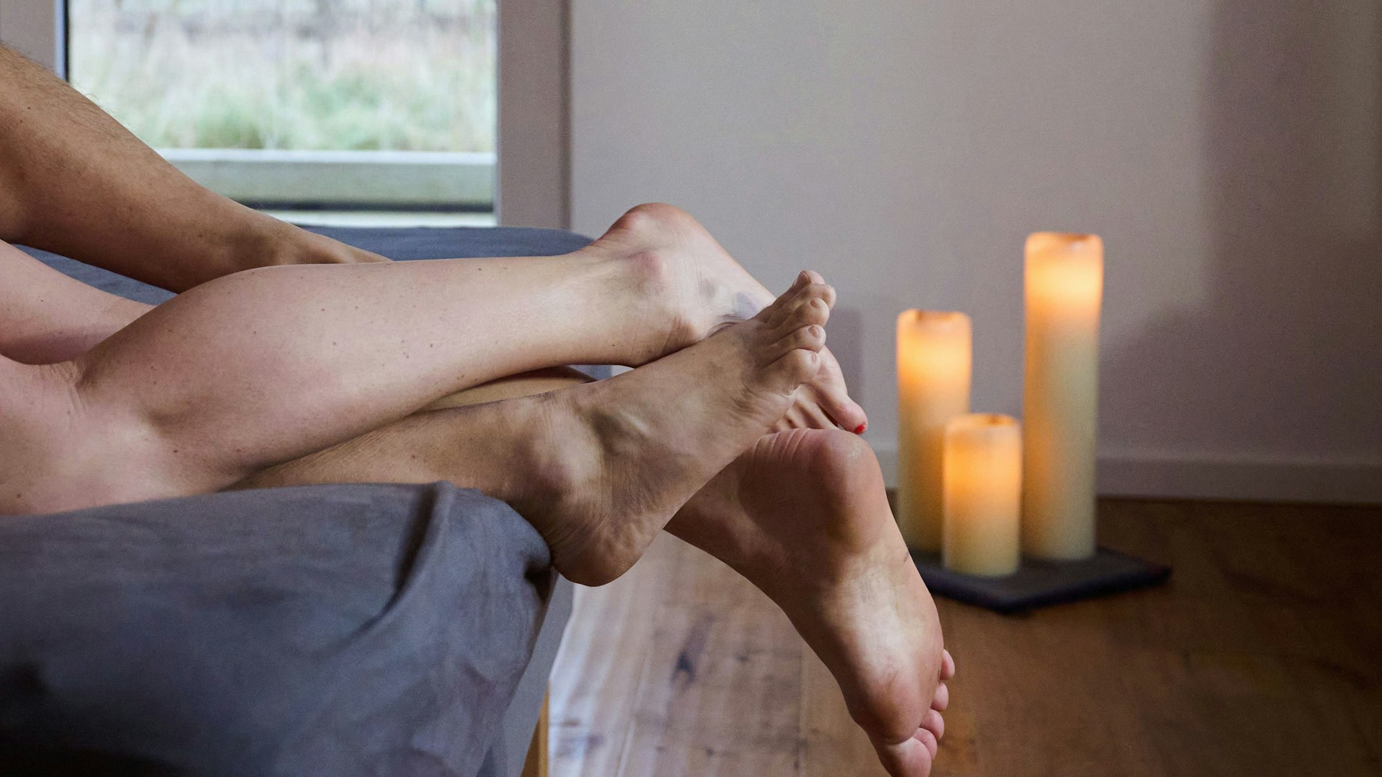 Das Bild zeigt eine Frau und ein Mann eng umschlungen in einem Bett. Foto: Annette Riedl/dpa