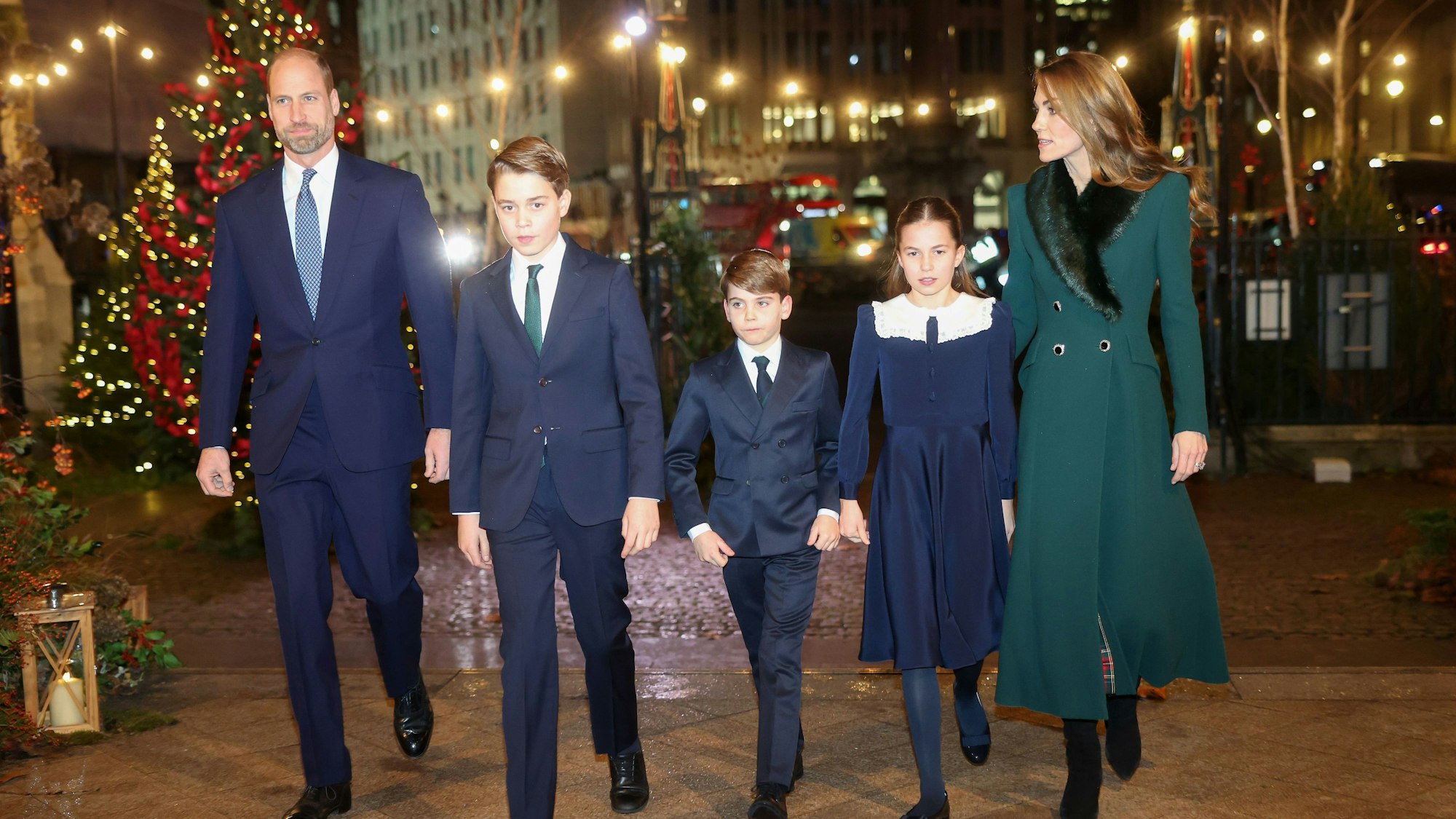 Prinz William besucht gemeinsam mit Prinz George, Prinz Louis, Prinzessin Charlotte und Prinzessin Kate, Prinzessin von Wales, die Weihnachtsandacht „Together At Christmas“ in der Westminster Abbey in London.