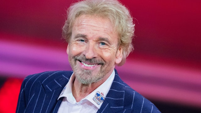 Thomas Gottschalk lacht in die Kamera.