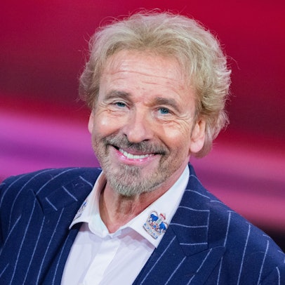 Thomas Gottschalk lacht in die Kamera.
