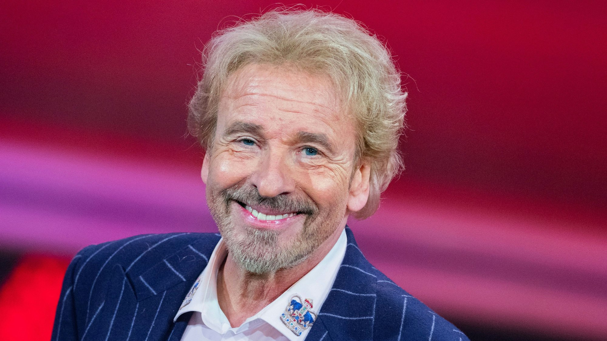 Thomas Gottschalk lacht in die Kamera.