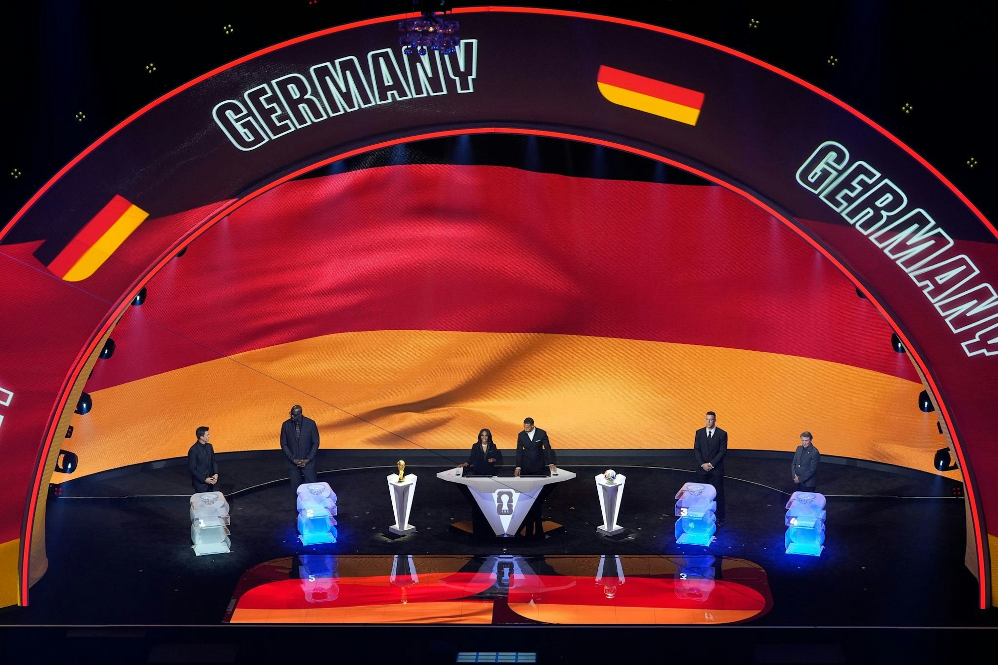 Die Bühne bei der WM-Auslosung leuchtet in den deutschen Farben.