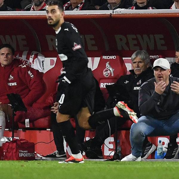 FC-Trainer Lukas Kwasniok im Spiel gegen den FC St. Pauli.
