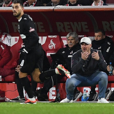 FC-Trainer Lukas Kwasniok im Spiel gegen den FC St. Pauli.