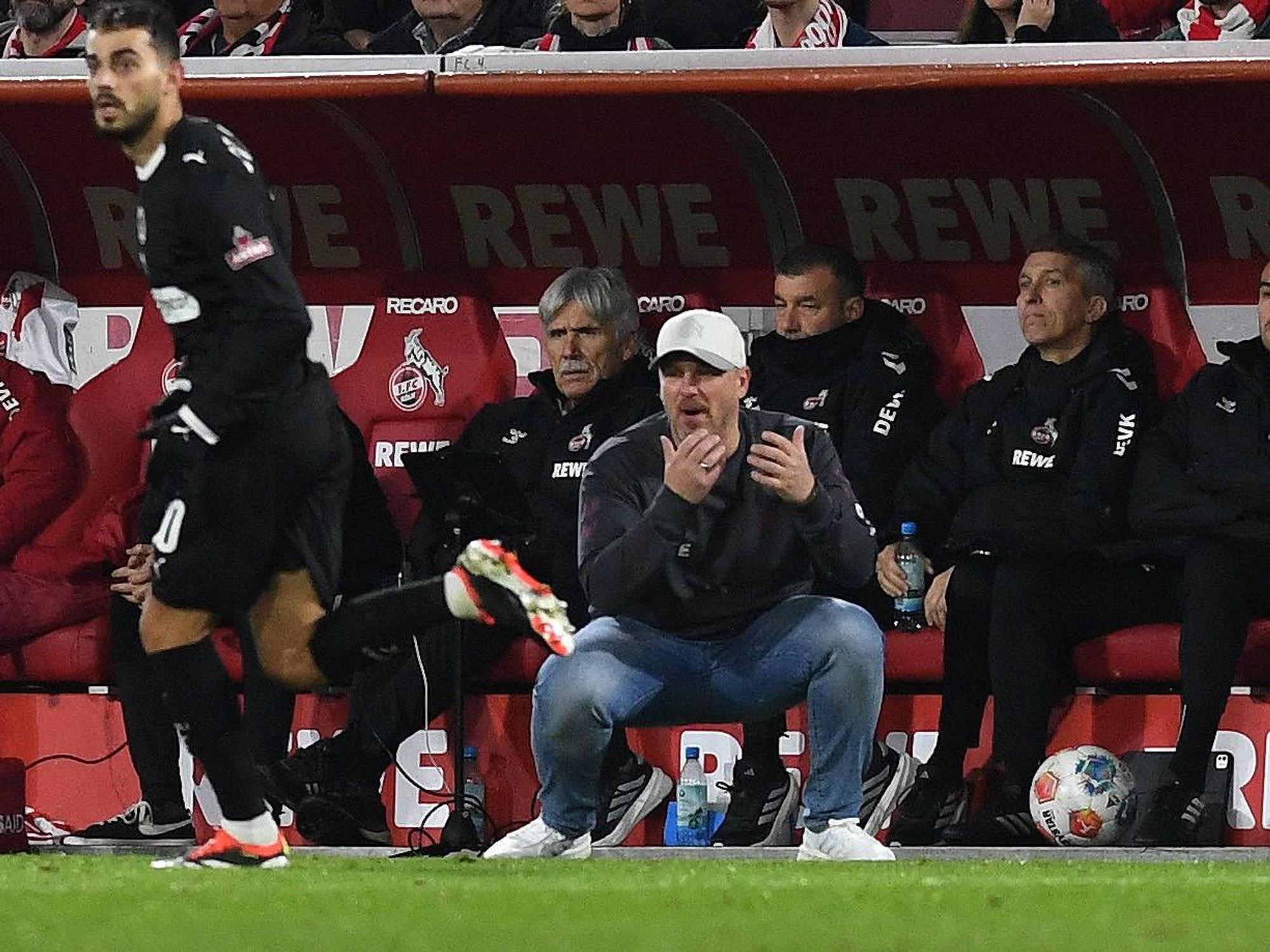 FC-Trainer Lukas Kwasniok im Spiel gegen den FC St. Pauli.