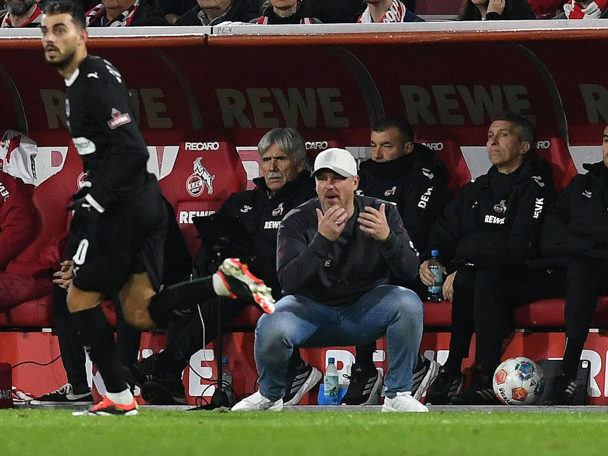FC-Trainer Lukas Kwasniok im Spiel gegen den FC St. Pauli.