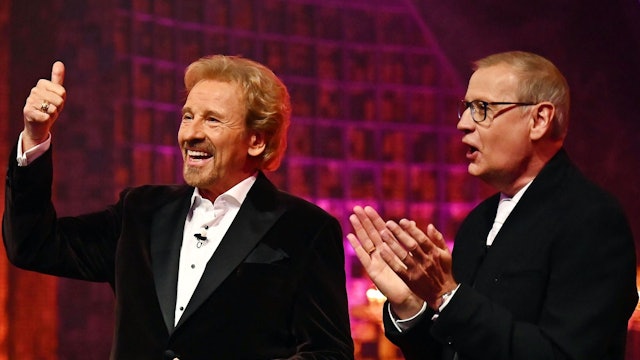 Thomas Gottschalk hebt neben Günther Jauch den Daumen.