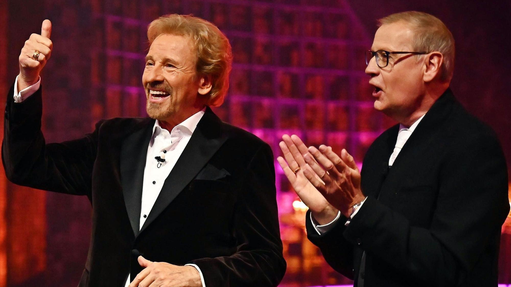 Thomas Gottschalk hebt neben Günther Jauch den Daumen.