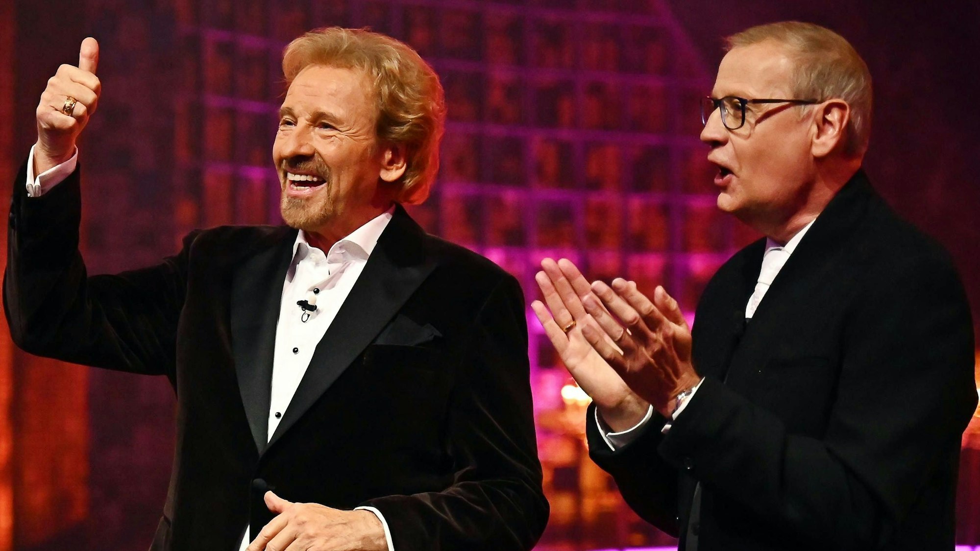 Thomas Gottschalk hebt neben Günther Jauch den Daumen.