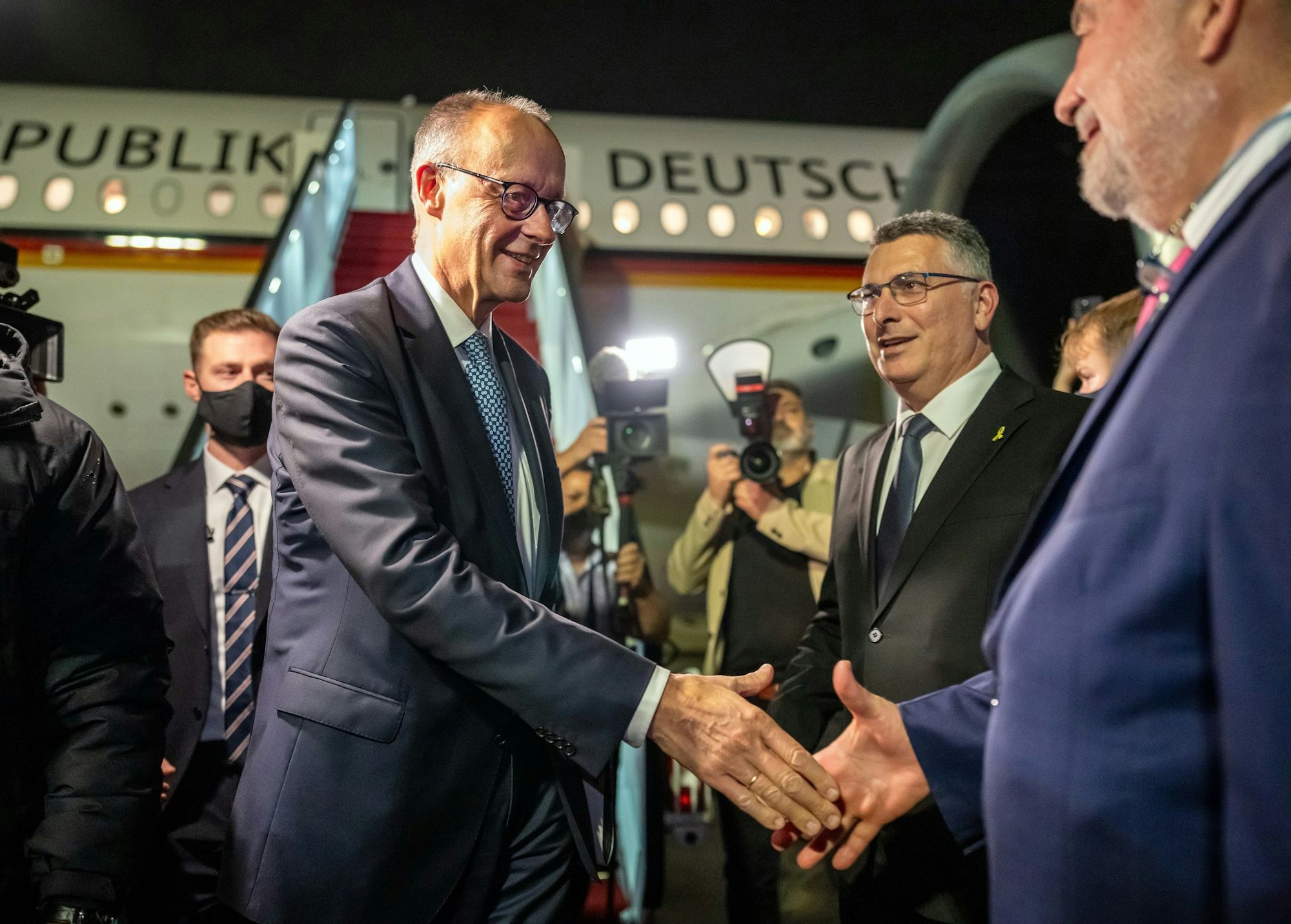 Der Kanzler ist zu seinem Antrittsbesuch in Israel eingetroffen.