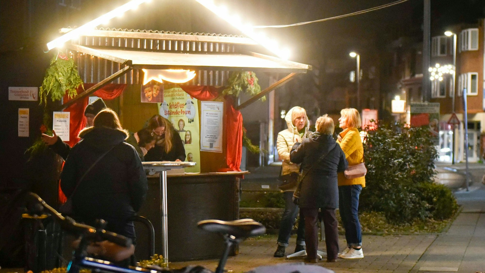 Vor dem Modegeschäft Peter G. hatte die Theatergesellschaft Gemütlichkeit 1885 ihre Hütte aufgebaut.