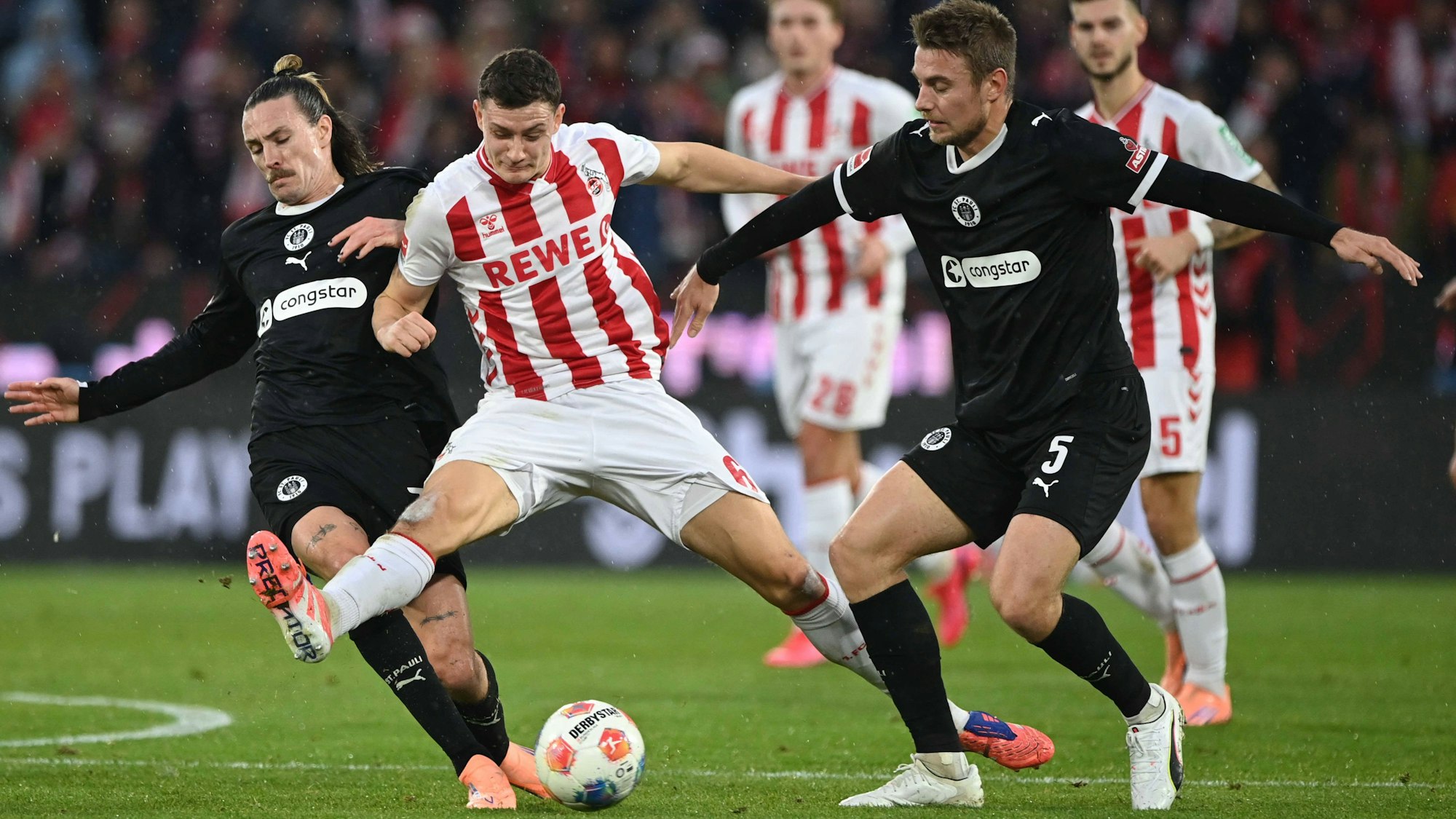 FC-Mittelfeldspieler Eric Martel arbeitete gegen den FC St. Pauli hart für den Kölner Erfolg, am Ende reichte es nur zu einem 1:1.