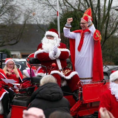 Ein Nikolaus in Jubelpose: Lindlars Bürgermeister Sven Engelmann weiß, dass er die Wette gegen den Unternehmer Andreas Kleinschmidt am Samstagnachmittag gewonnen hat.