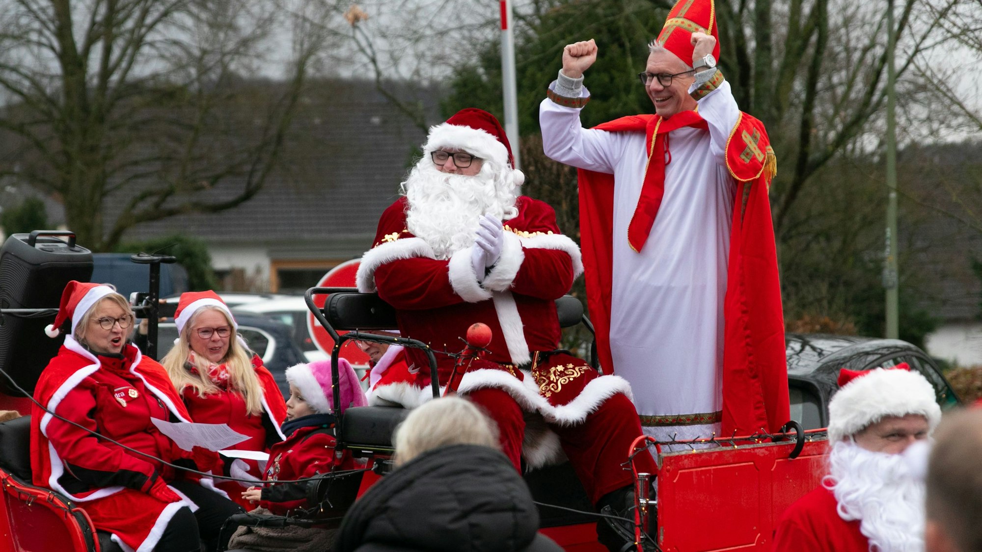 Ein Nikolaus in Jubelpose: Lindlars Bürgermeister Sven Engelmann weiß, dass er die Wette gegen den Unternehmer Andreas Kleinschmidt am Samstagnachmittag gewonnen hat.