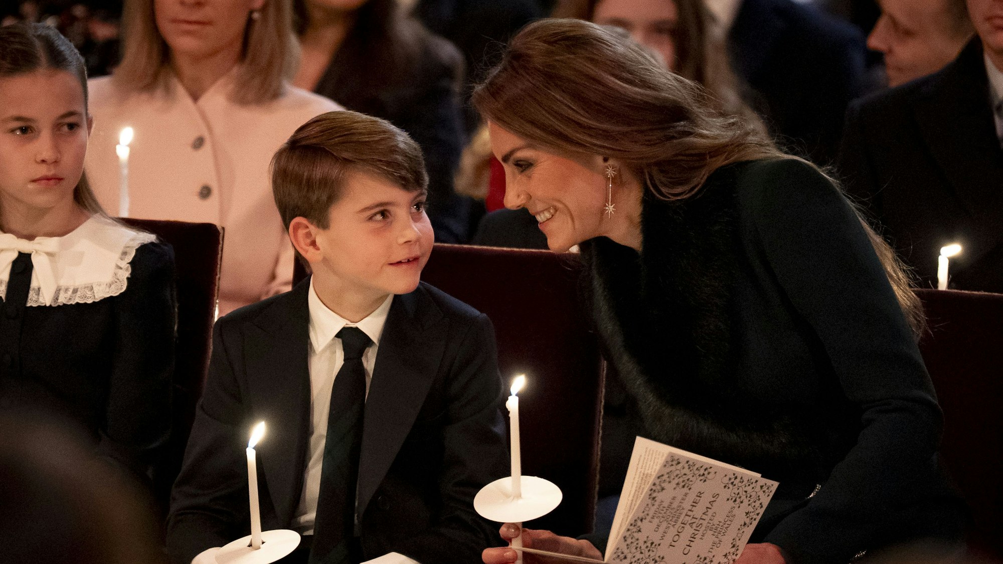 Prinzessin Charlotte (l-r), Prinz Louis und Prinzessin Kate während des Gottesdienstes „Together At Christmas“ in der Westminster Abbey.