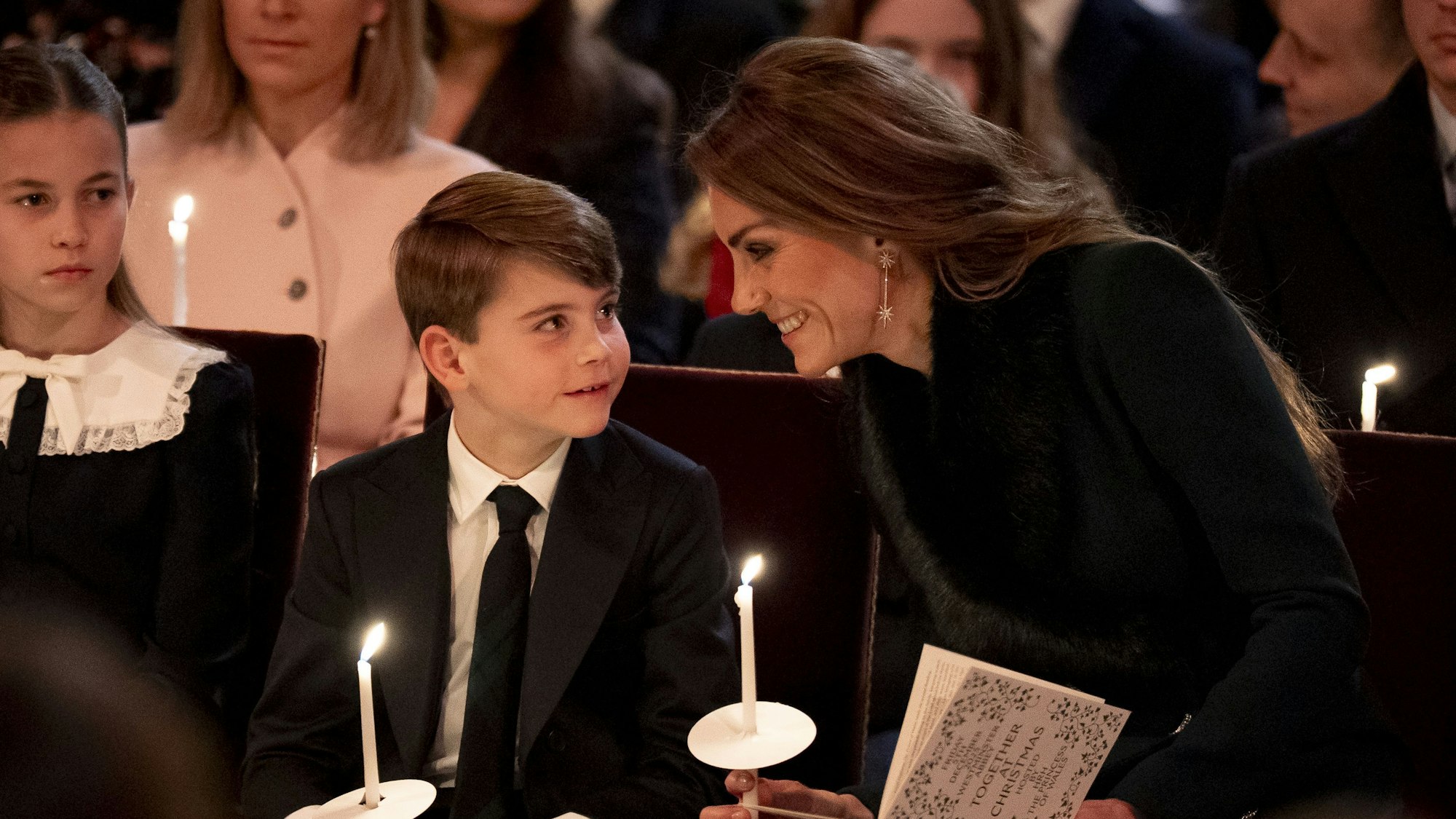 Prinzessin Charlotte (l-r), Prinz Louis und Kate, Prinzessin von Wales, während des Gottesdienstes „Together At Christmas“ in der Westminster Abbey.