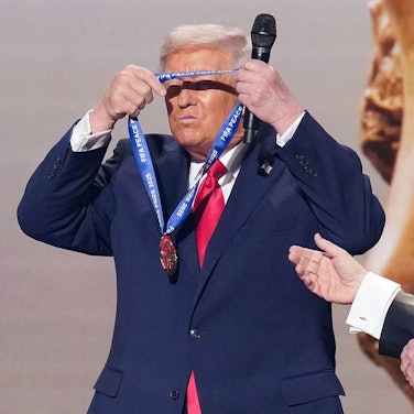 Donald Trump (links) bekam von Gianni Infantino einen Friedenspreis überreicht - und hängte ihn sich gleich selbst um. (Bild: 2025 Getty Images/Andrew Harnik)