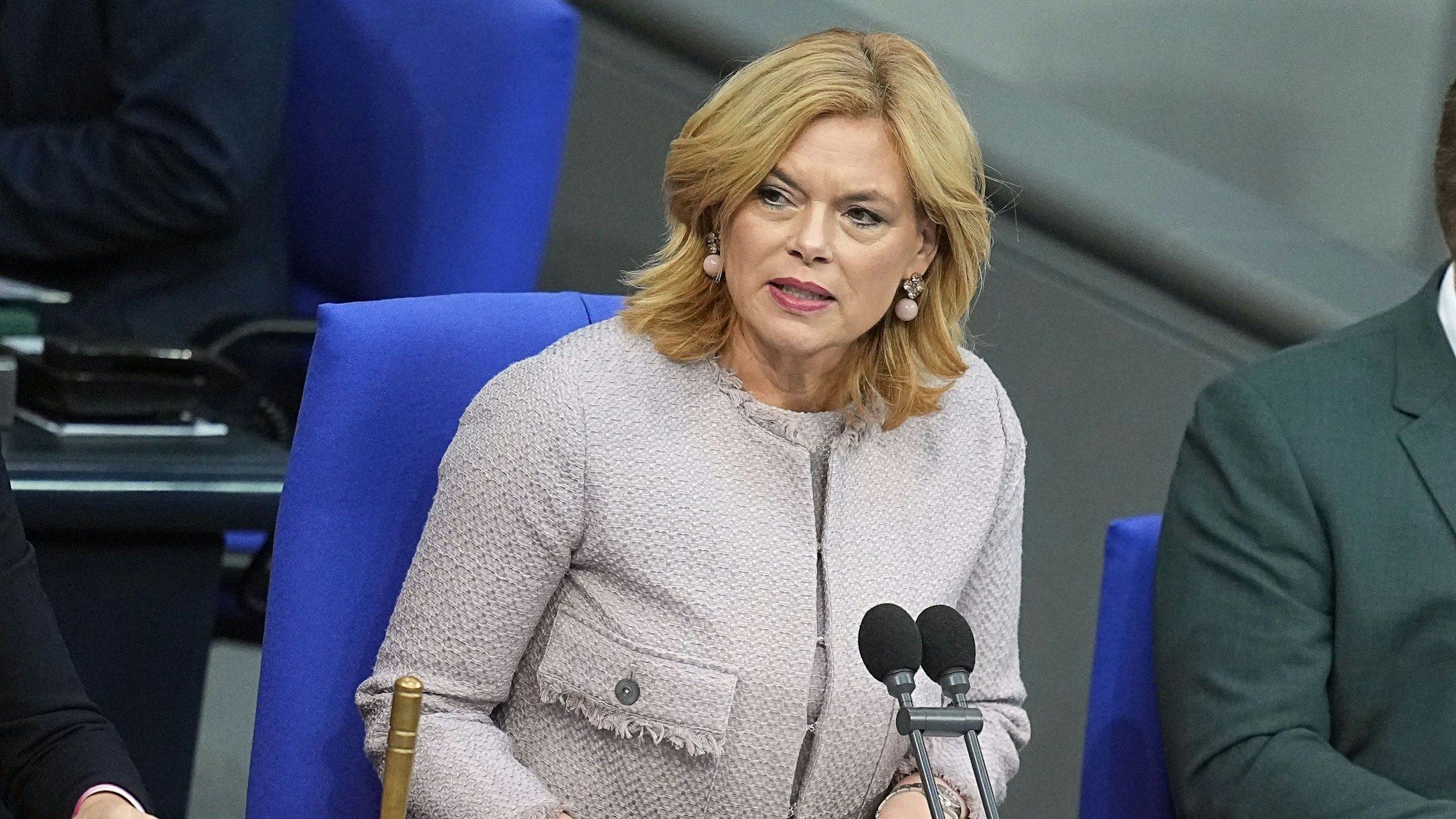 Das Bid zeigt Julia Klöckner (CDU), Bundestagspräsidentin, vor der Debatte zum Bundeshaushalt im Bundestag. Foto: Michael Kappeler/dpa