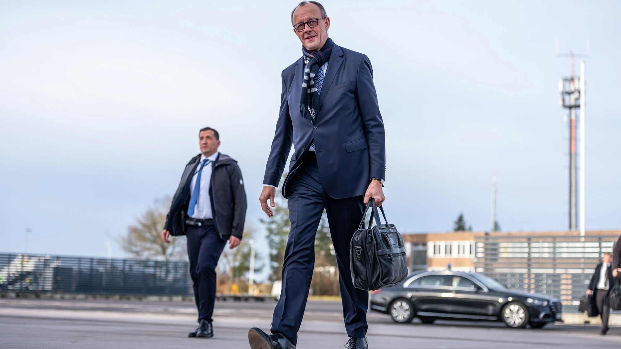 Bundeskanzler Friedrich Merz (CDU) kommt am Flughafen BER an, um zu seinen Antrittsbesuchen nach Jordanien und Israel zu fliegen.