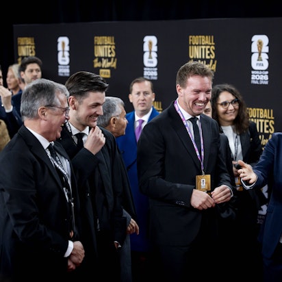 Das Bild zeigt Bundestrainer Julian Nagelsmann auf dem roten Teppich vor der Auslosung der WM-Gruppen in Washington. Foto: IMAGO/ANP