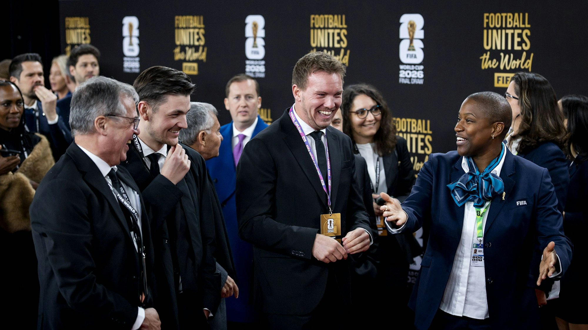 Das Bild zeigt Bundestrainer Julian Nagelsmann auf dem roten Teppich vor der Auslosung der WM-Gruppen in Washington. Foto: IMAGO/ANP