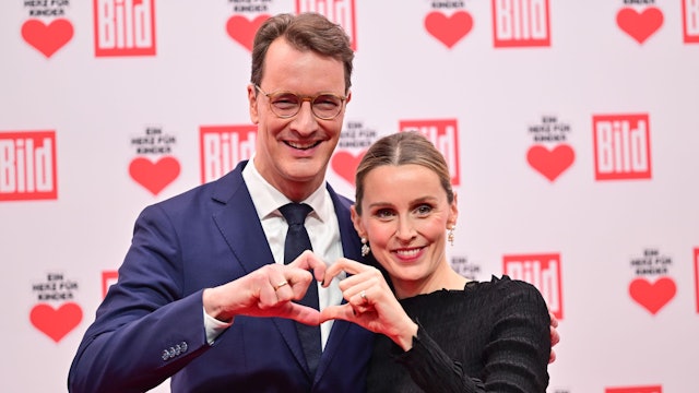 Hendrik Wüst (CDU), Ministerpräsident von Nordrhein-Westfalen, und seine schwangere Frau Katharina stehen vor Beginn der Spenden-Gala „Ein Herz für Kinder“ auf dem Roten Teppich.