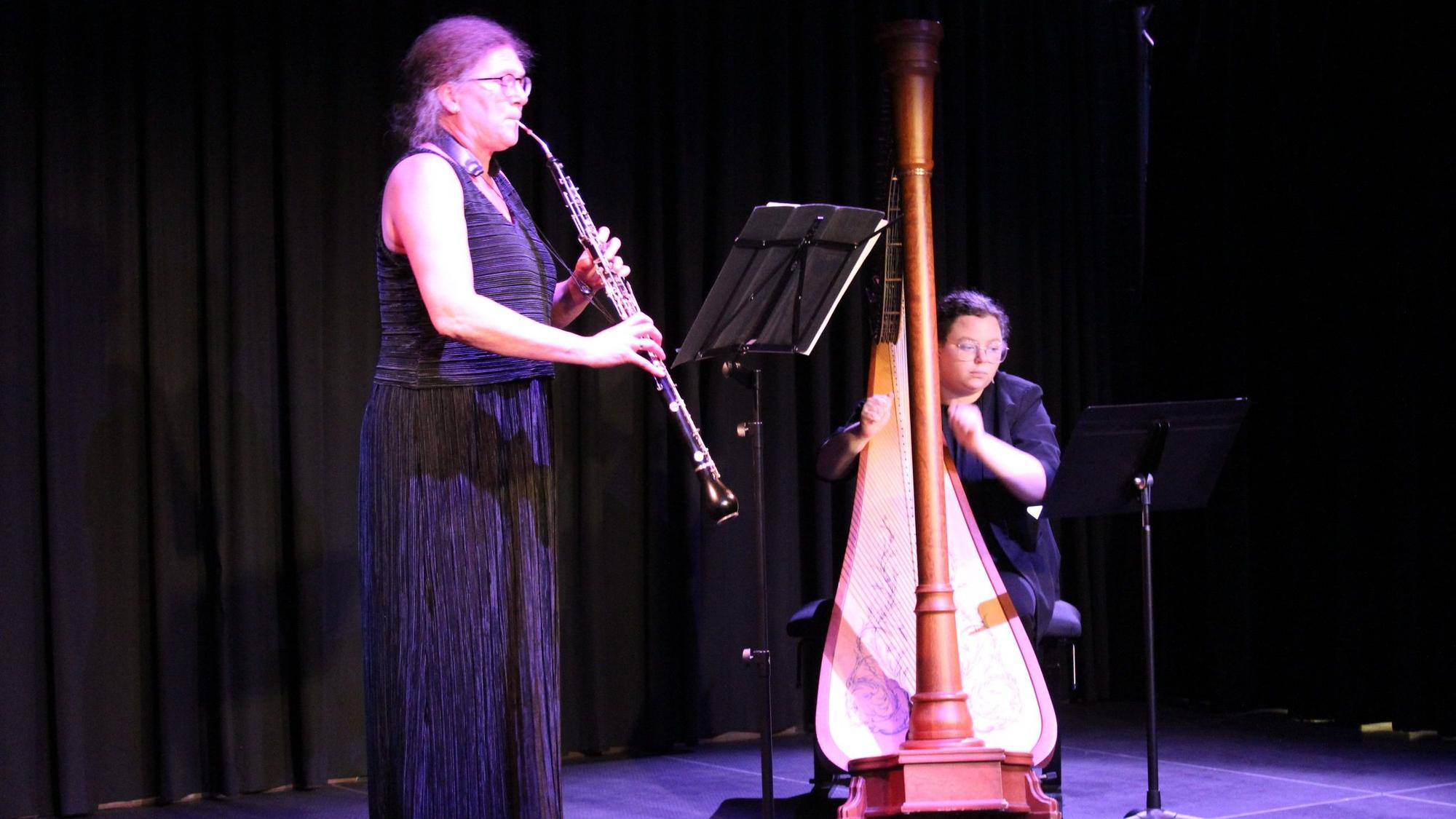 Mit der seltenen Instrumentenkombination von Englischhorn und Harfe erfreuten Yvonne Schabarum und Diandra Grzeskowiak beim Eichholzer Schlosskonzert.