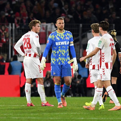 Sebastian Sebulonsen, Torhüter Marvin Schwäbe, Florian Kainz, Jakub Kaminski und Rav van den Berg