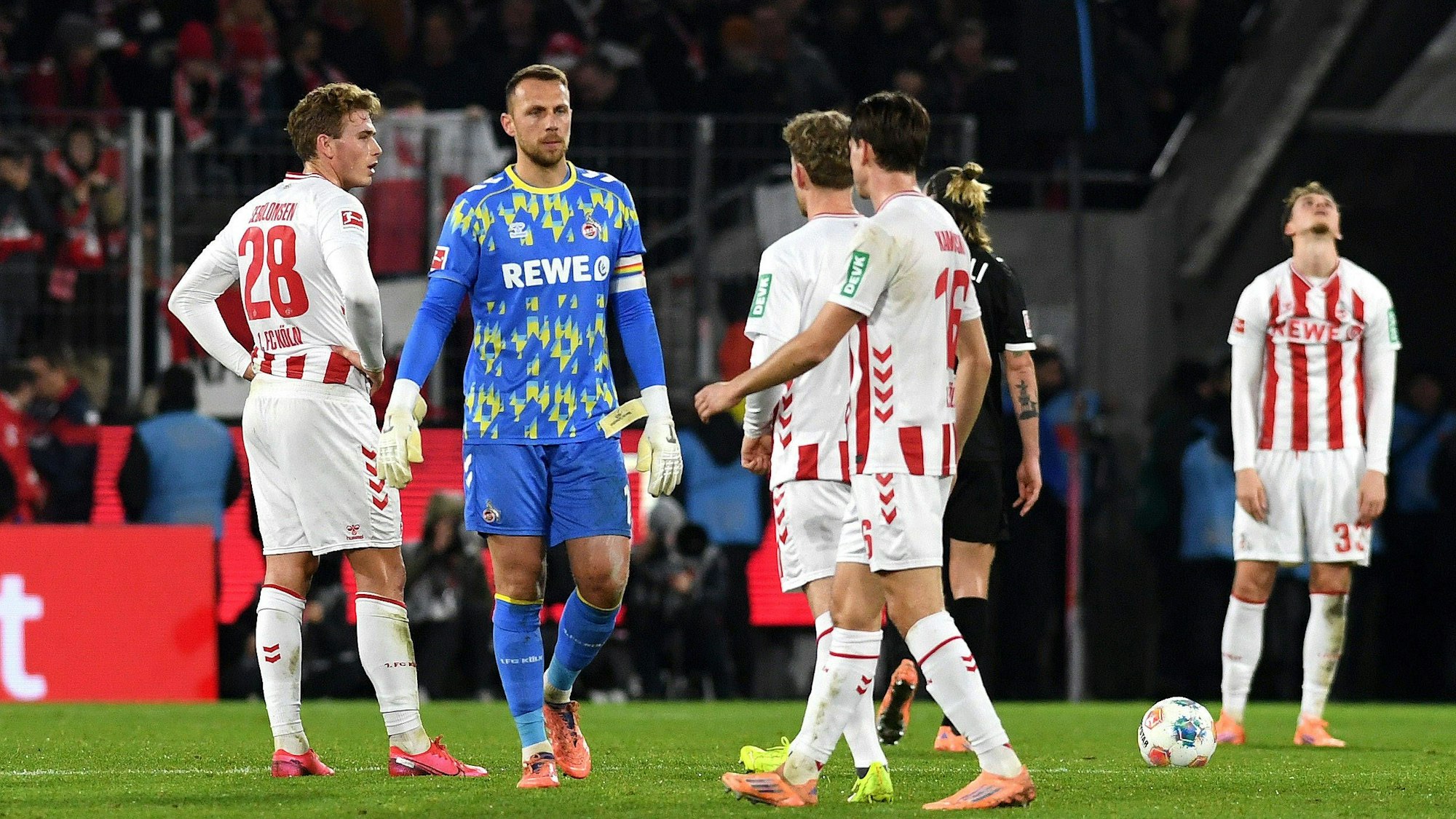 Sebastian Sebulonsen, Torhüter Marvin Schwäbe, Florian Kainz, Jakub Kaminski und Rav van den Berg