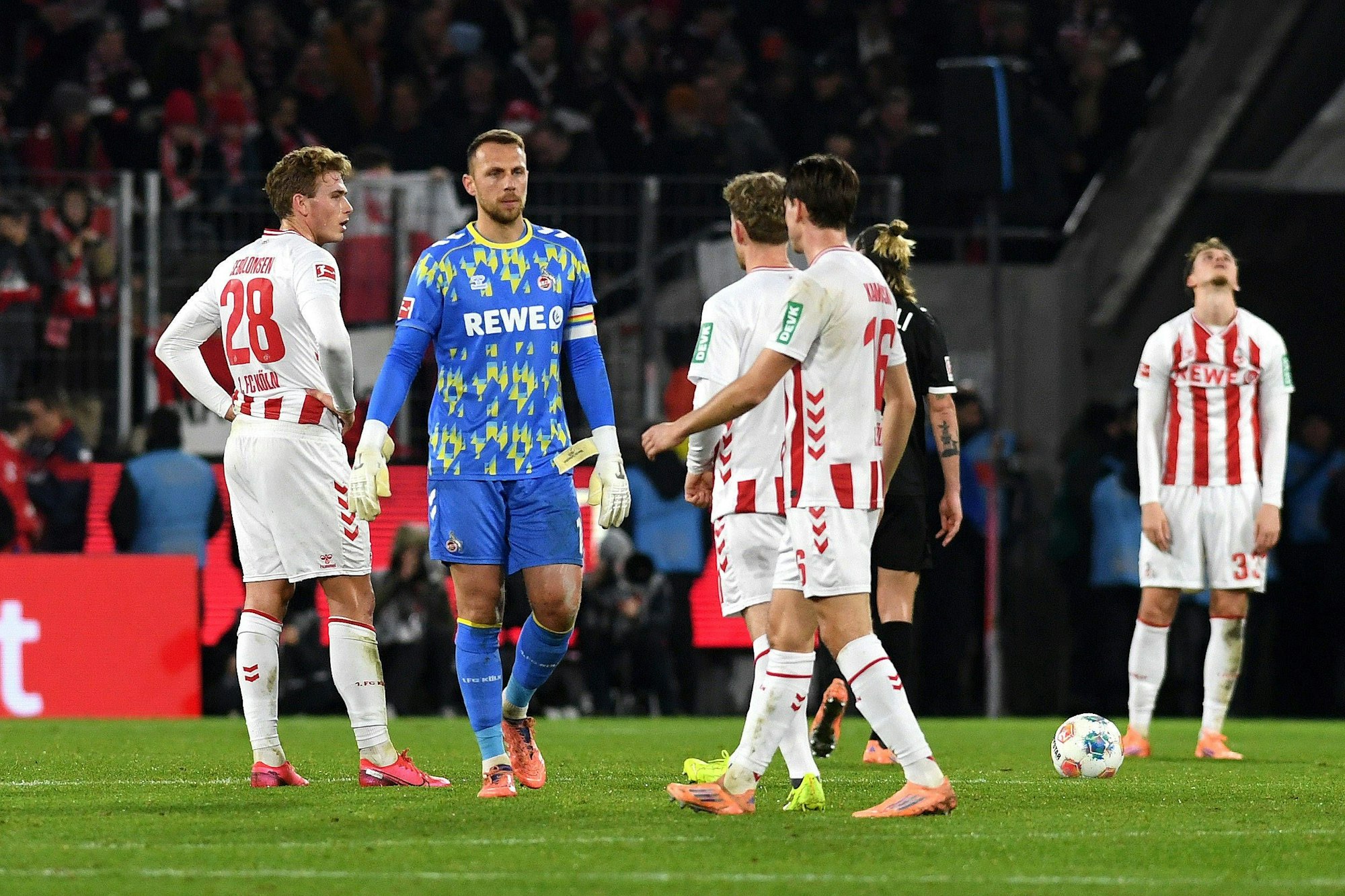 Sebastian Sebulonsen 1. FC Koeln, Torwart Marvin Schwaebe 1. FC Koeln, Florian Kainz 1. FC Koeln, Denis Huseinbasic 1. FC Koeln und Rav van den Berg 1. FC Koeln enttaeuscht nach Spielende waehrend des Spiels der Bundesliga zwischen 1. FC Köln und FC St. Pauli, RheinEnergieSTADION am 06. December 2025 in Köln, Deutschland. Foto von Ralf Treese/DeFodi Images Sebastian Sebulonsen 1. FC Koeln, Torwart Marvin Schwaebe 1. FC Koeln, Florian Kainz 1. FC Koeln, Denis Huseinbasic 1. FC Koeln und Rav van den Berg 1. FC Koeln look dejected after the game during the Bundesliga match between 1. FC Köln and FC St. Pauli at RheinEnergieSTADION on December 6, 2025 in Köln, Germany. Photo by Ralf Treese/DeFodi Images DFL regulations prohibit any use of photographs as image sequences and/or quasi-video. Photo by Ralf Treese/DeFodi Images - not used for Axel Springer, ZDF - *** Sebastian Sebulonsen 1 FC Koeln , Goalkeeper Marvin Schwaebe 1 FC Koeln , Florian Kainz 1 FC Koeln , Denis Huseinbasic 1 FC Koeln and Rav van den Berg 1 FC Koeln look dejected after the game during the Bundesliga match between 1 FC Köln and FC St Pauli, RheinEnergieSTADION on December 06, 2025 in Cologne, Germany Photo by Ralf Treese DeFodi Images Sebastian Sebulonsen 1 FC Koeln , Goalkeeper Marvin Schwaebe 1 FC Koeln , Florian Kainz 1 FC Koeln , Denis Huseinbasic 1 FC Koeln and Rav van den Berg 1 FC Koeln look dejected after the game during the Bundesliga match between 1 FC Köln and FC St Pauli at RheinEnergieSTADION on December 6, 2025 in Köln, Germany Photo by Ralf Treese DeFodi Images DFL regulations prohibit any use of photographs as image sequences and or quasi video Photo by Ralf Treese DeFodi Images not used for Axel Springer, ZDF