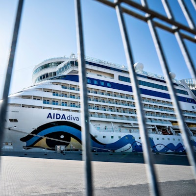 Die „AIDAdiva“ an einem Hafen.