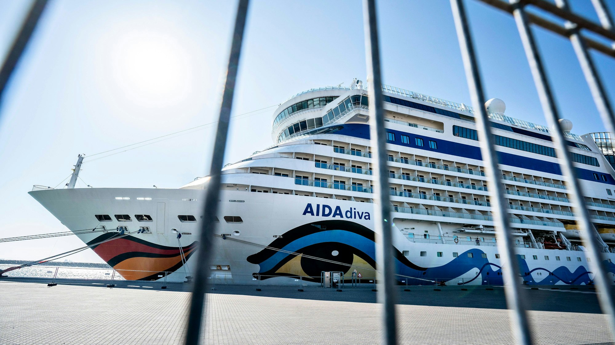Die „AIDAdiva“ an einem Hafen.