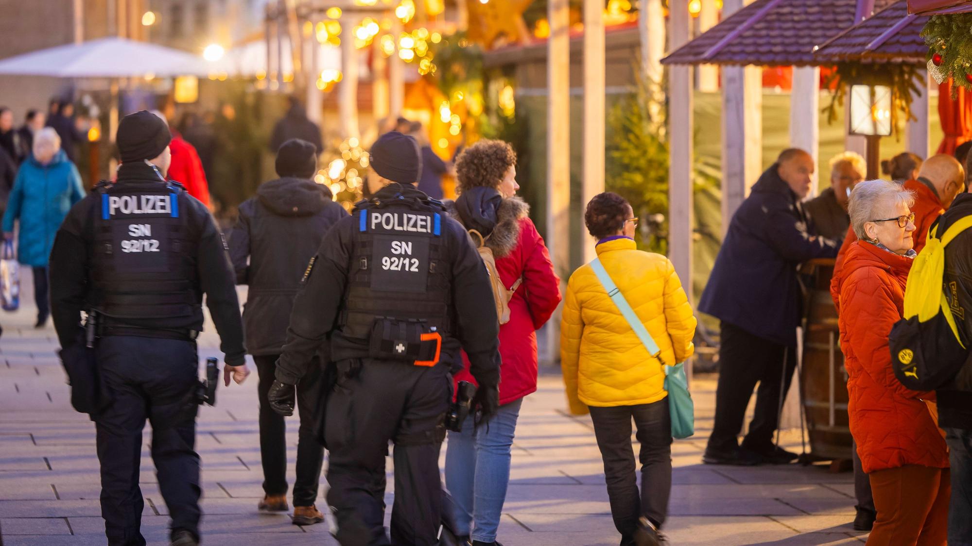 Polizeieinsatz auf einem Weihnachtsmarkt.