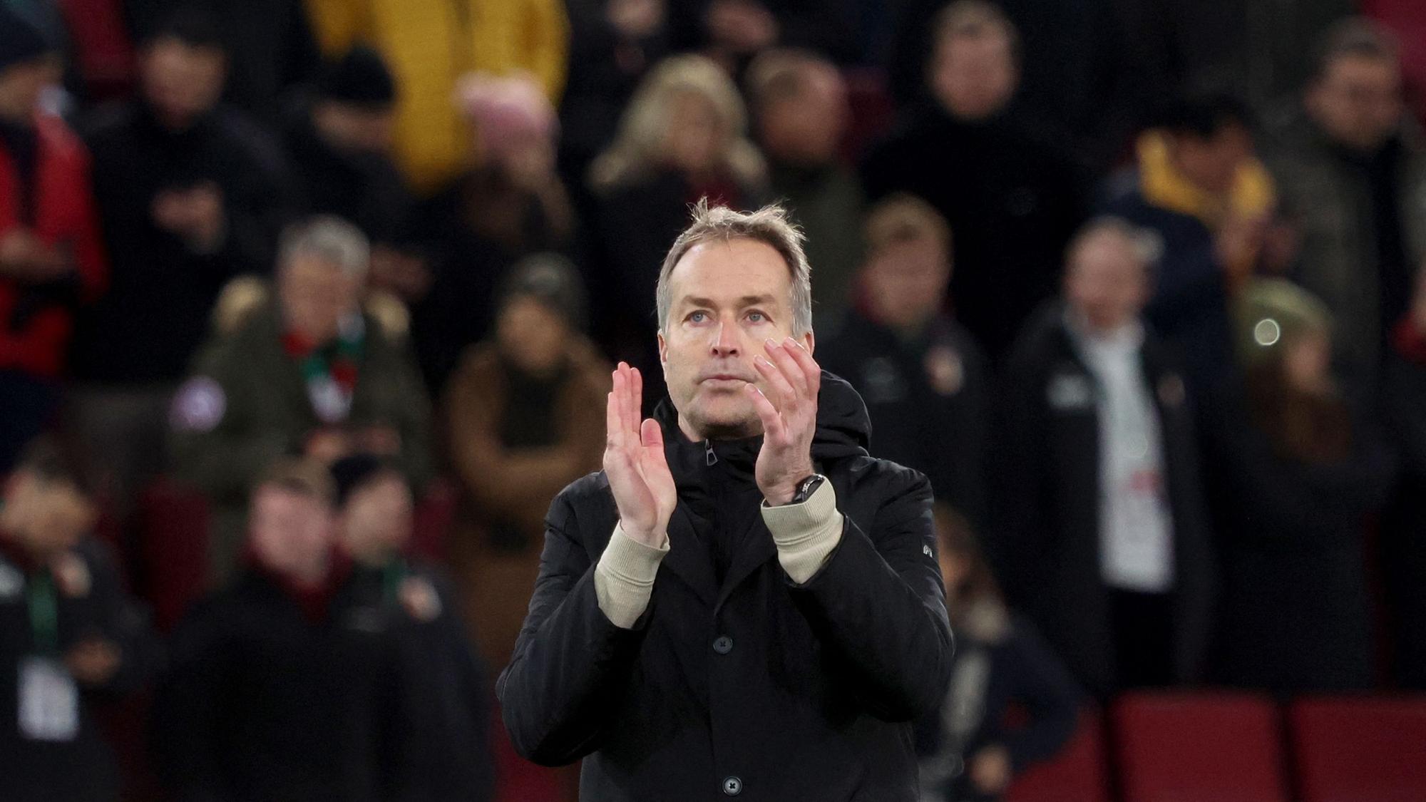 Bayer Leverkusen's Danish head coach Kasper Hjulmand claps his hands after the end of the German first division Bundesliga football match between FC Augsburg and Bayer Leverkusen in Augsburg, southern Germany, on December 6, 2025. (Photo by Karl-Josef HILDENBRAND / AFP) / DFL REGULATIONS PROHIBIT ANY USE OF PHOTOGRAPHS AS IMAGE SEQUENCES AND/OR QUASI-VIDEO