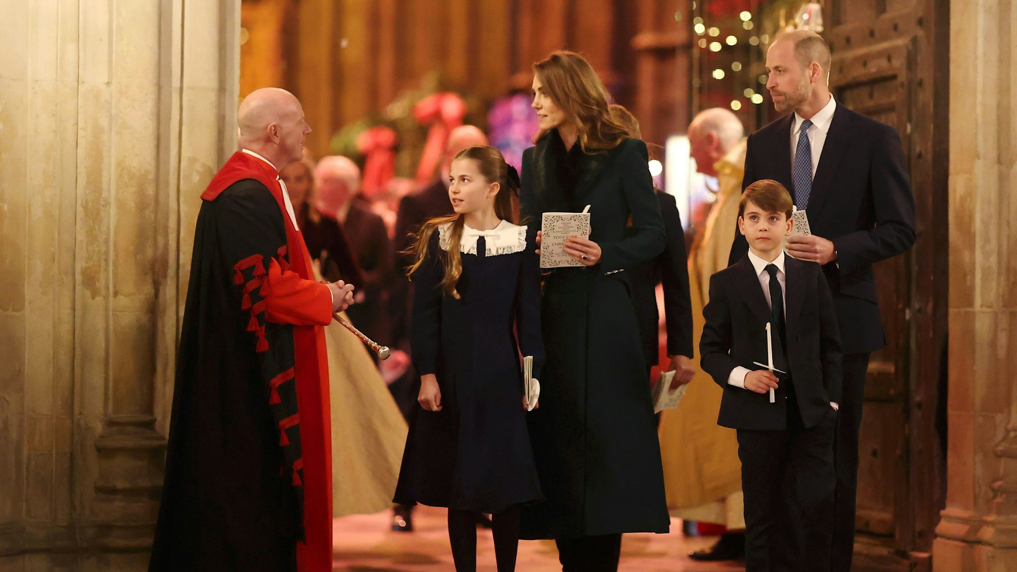 Prinzessin Charlotte, Prinzessin Kate, Prinz Louis und Prinz William verlassen die Westminster Abbey in London nach dem Weihnachtsgottesdienst „Together At Christmas“.