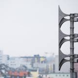 Eine Sirene ist auf einem Dach in Köln zu sehen.