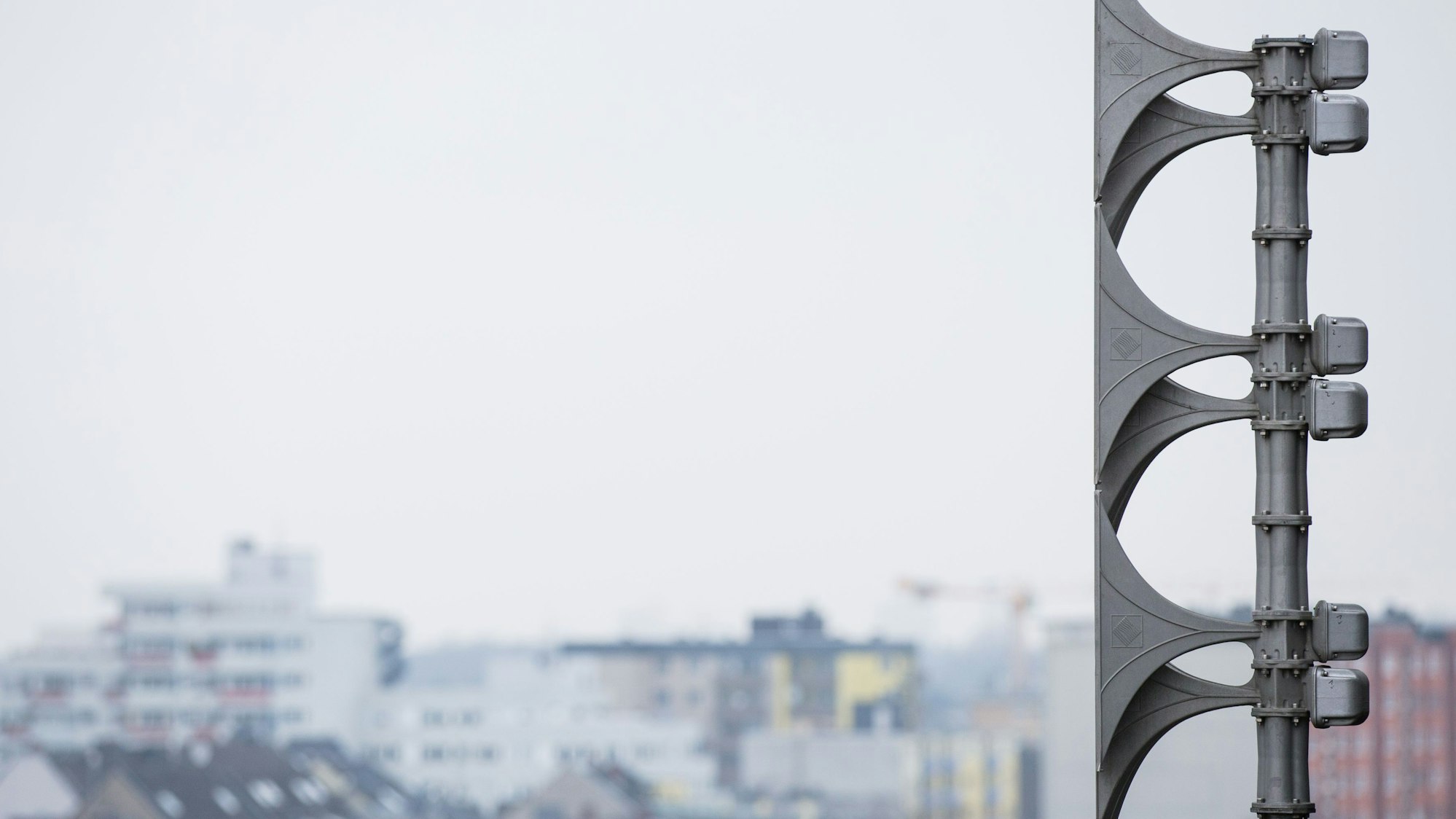 Eine Sirene ist auf einem Dach in Köln zu sehen.