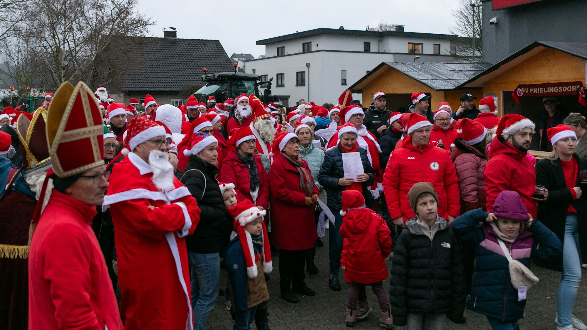 Auf gut 250 Nikoläuse und Weihnachtmänner wurde die am Rewe-Markt in Lindlar-Frielingsdorf versammelte Menge geschätzt. Wettsieg für Bürgermeister Sven Engelmann!