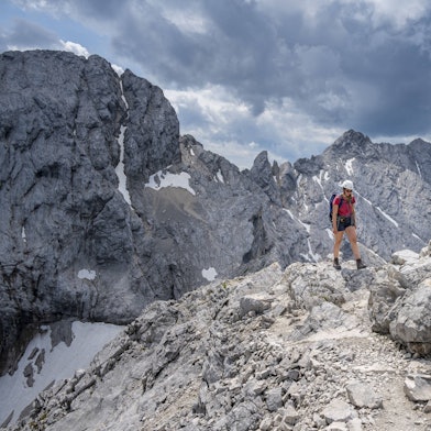 Ein Alpinist geht zwischen Zugspitze und Alpspitze.